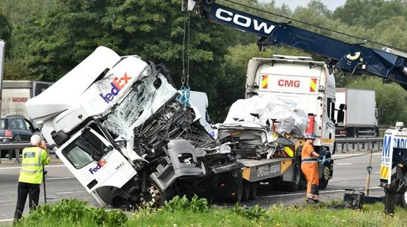 Σφοδρό τροχαίο στη Μ. Βρετανία: Λεωφορείο συγκρούστηκε με δύο φορτηγά – 8 νεκροί και 4 τραυματίες